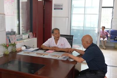 李道华：拄杖行医四十载 妙手仁心护安康