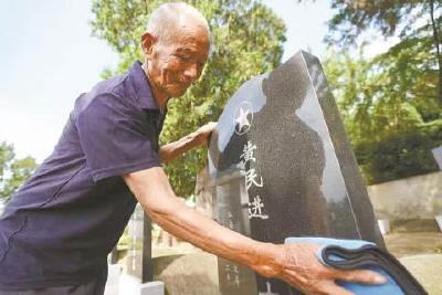 义务守护烈士墓60余载——红军后代姜能山老人的坚守