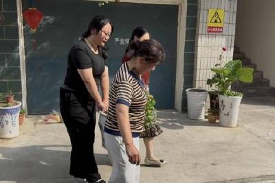 香榭里社区开展“清洁楼道 共建美好家园”清洁家园行动