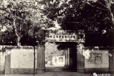 铭记历史 缅怀先烈 丨 宜昌这所学校的操场上，有一座纪念碑……