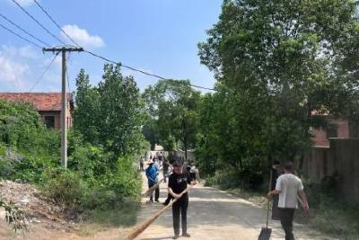 党旗飘扬聚合力 清洁家园践初心