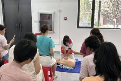 心肺复苏现场教学 科普急救在身边
