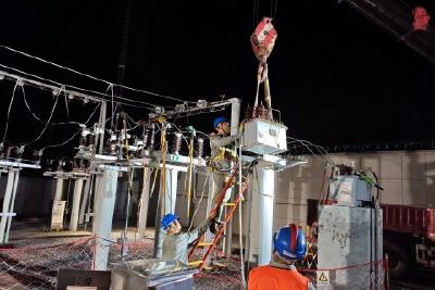 变电站深夜除缺：高温下的电力守护战