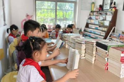 书香浸润暑期 阅读点亮童心