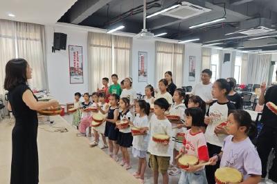 暑托班里鼓声扬  非遗传承润童心