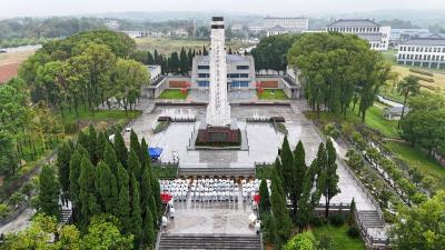 我市社会各界代表向革命烈士敬献花篮