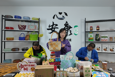 手工“编”出残友就业路 电商“卖”出助残新希望