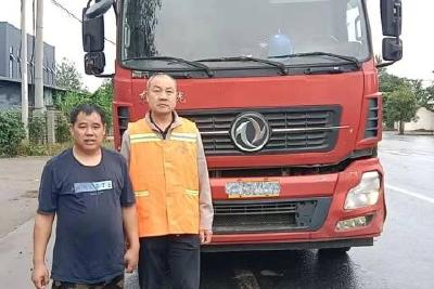 暖心救援！公路洒水车秒变“消防车”