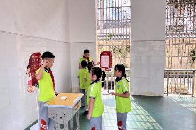 学生娃来“闯关”  争当合格新队员