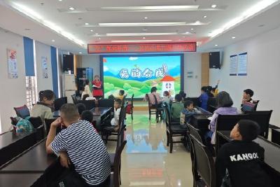 当阳市科技馆开展“ 光的合成”主题科普活动