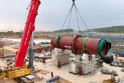 【聚力支点建设 冲刺全国百强】湖北徽阳新材料项目单体最重设备吊装到位