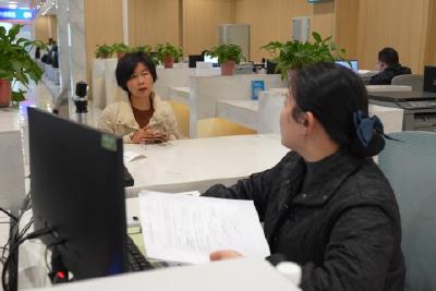 【学习贯彻党的二十届四中全会精神】“一窗”受理 流程再造 我市政务服务实现群众办事“少跑快办”