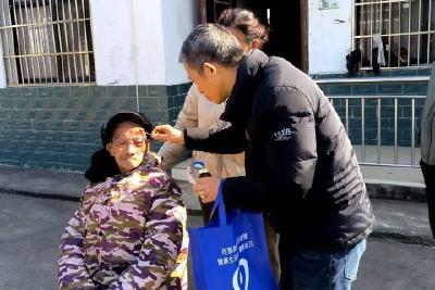 众人携手扶起摔倒老人