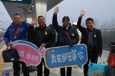 劳模乘高铁看变化：速度拉近距离 使命连接未来