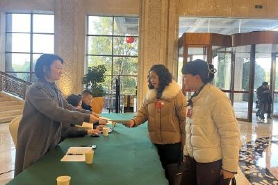 【2026当阳两会】出席市九届人大六次会议的代表们陆续报到