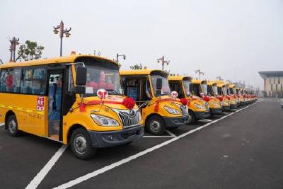 16辆新校车“上岗”护航孩子上学路——我市2026年首个重大民生实事项目落地