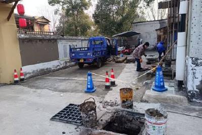 坝陵桥社区疏通老旧小区“堵心”管道