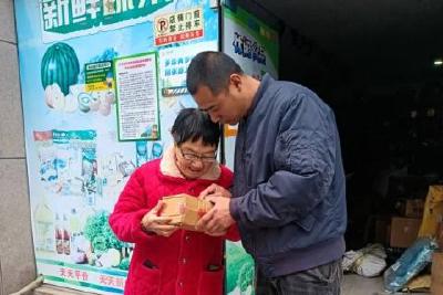 视力障碍老人错拿快递 网格员暖心相助解忧
