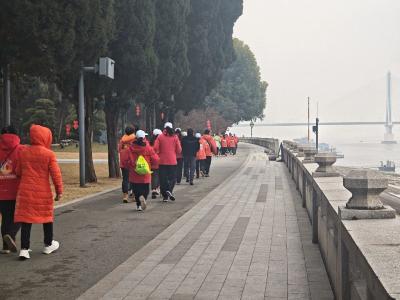 宜昌街头，一群看不见的人正跑过你身旁……