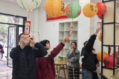 花灯童趣迎元宵 邻里同乐暖人心