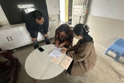 服务窗口“搬”到家 坝陵街道为高龄老人上门办理不动产登记