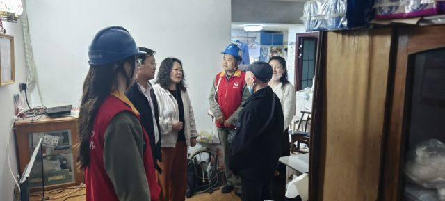 社区携手电力部门上门排查 守护高龄独居老人安全