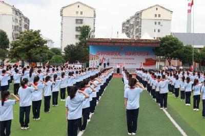 高举队旗跟党走 做新时代好少年