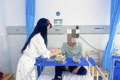 十年温情暖孤老，医者仁心胜亲人