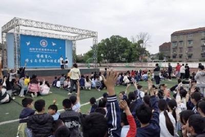 当阳市科普大篷车驶入校园 大气压实验秀引爆科学热潮