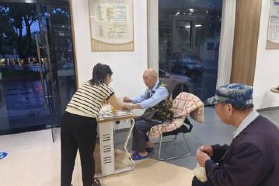 坝陵桥社区闻令而动应对暴雨红色预警 全力守护群众安全