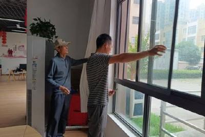 发动“能人”修纱窗 小切口撬动大治理