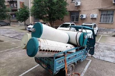 多方协调拆除隐患热水器 根治楼顶漏水难题