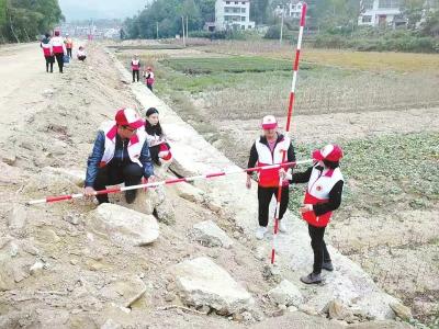  10月26日，县公路管理局团支部在“不忘初心牢记使命”主题教育中，组织全体团员及青年干部职工到杨柳镇水杨线工地现场实地进行水准测量及横断面测设。