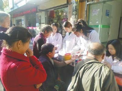 11月14日上午，温泉镇卫生院组织社区医生在鸡鸣社区为广大居民提供糖尿病咨询活动