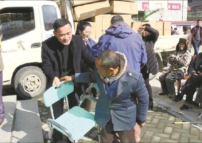 国际残疾人日，县残联到雷家店镇、南河镇开展送辅具下乡活动