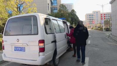 戰(zhàn)“疫”鏡頭丨振奮！黃岡市英山縣累計出院39人 治愈率達60％
