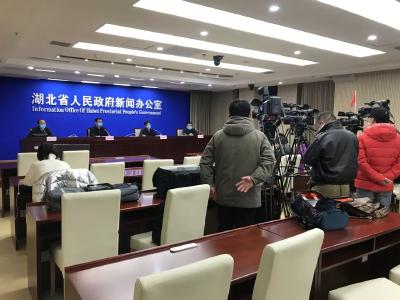 新闻发布会：武汉收治重症和危重症患者床位超万张