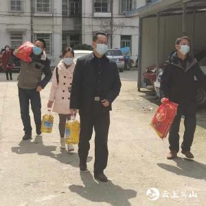 【“四进”攻坚进行时】英山温泉小学：落实“四进”攻坚行动，当好“四员”服务群众 