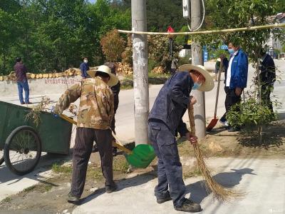 英山县陶家河乡干部职工开展集镇街道大扫除