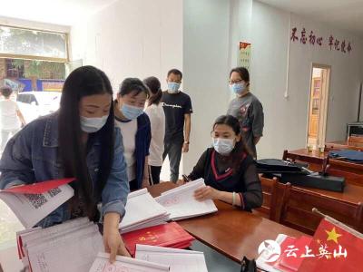 英山县农村公路局党员干部到东门社区开‘’双进‘’活动