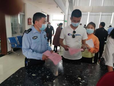 英山交警深入基層宣傳“一盔一帶”