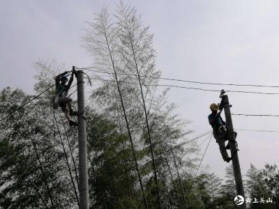 【快讯】英山白马石供电所：将茶叶谷旅游路上“拦路虎”搬进“新家”