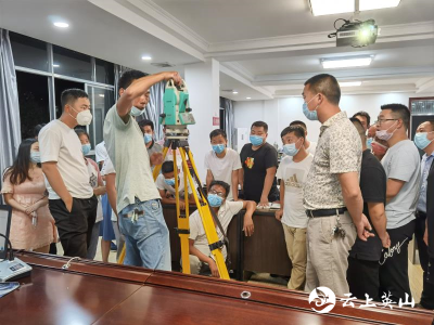 英山农村公路管理局青年夜校：面对面授课手把手教学