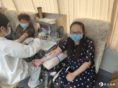 英山县方家咀中心小学组织教师义务献血