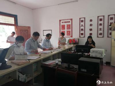 英山杨柳湾镇教师深入全镇扶贫户进行“三表”核实比对