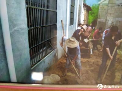 英山：一外出务工户房屋塌方后……