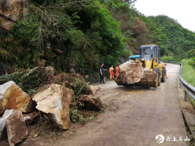 暴雨夜袭 英山县公路管理局及时抢修塌方保畅通
