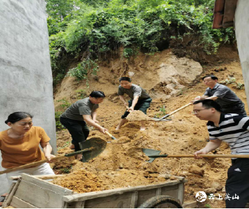  英山县草盘地镇积极组织干部群众开展抗洪抢险