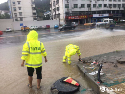 英山县九昇城发集团：防汛排涝  确保城区地下雨水排泄管道畅通