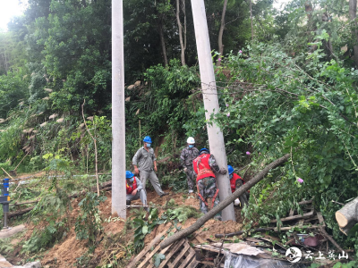 【快讯】英山县供电公司紧急抢修保用电